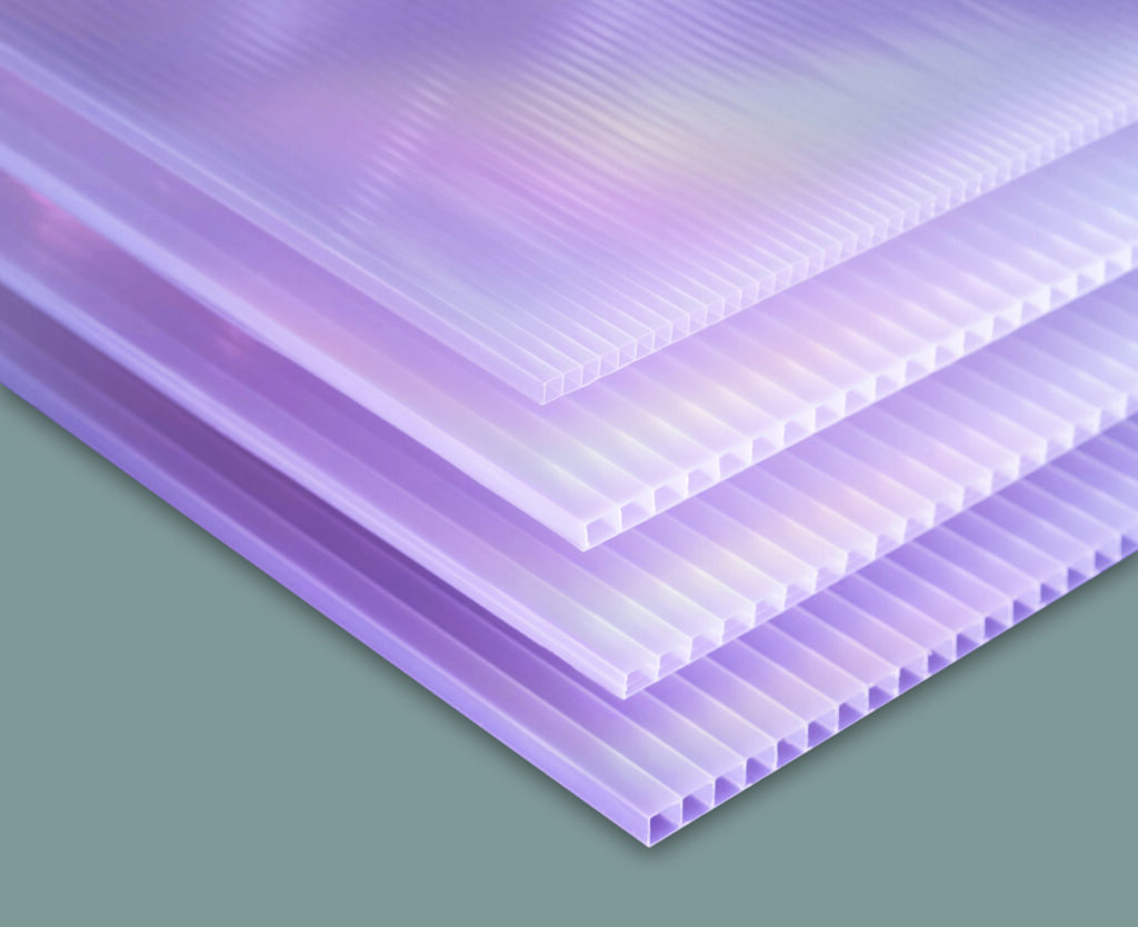 ​policarbonato aveolar IQ-RELAX para ofrecer 50% mayor iluminación natural con 50% menos paso de calor