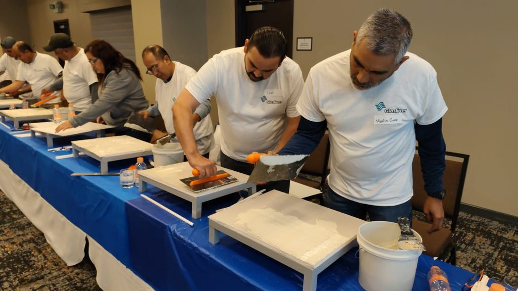 Capacitación práctica de intalación de recubrimiento plástico para muros